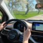 Au volant de la nouvelle 500e // Source : Raphaelle Baut pour Numerama Au volant de la nouvelle 500e // Source : Raphaelle Baut pour Numerama