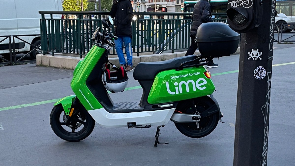 Un scooter Niu/Lime à Paris // Source : Numerama Un scooter Niu/Lime à Paris // Source : Numerama