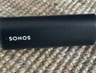 Sonos Roam (couchée) // Source : Maxime Claudel pour Numerama