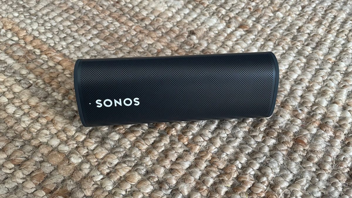 Sonos Roam (couchée) // Source : Maxime Claudel pour Numerama Sonos Roam (couchée) // Source : Maxime Claudel pour Numerama