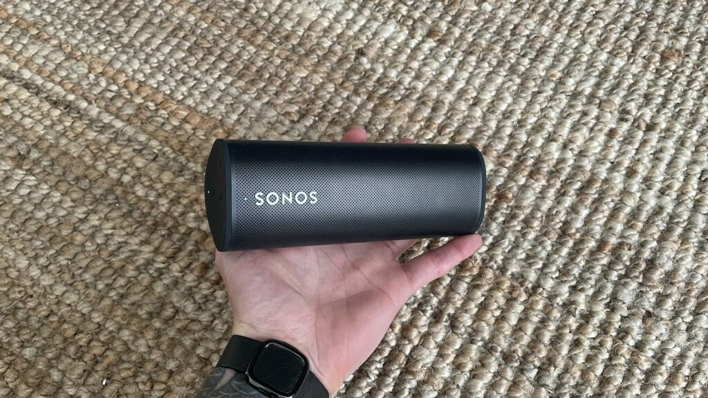 La Sonos Roam tient dans la main // Source : Maxime Claudel pour Numerama La Sonos Roam tient dans la main // Source : Maxime Claudel pour Numerama