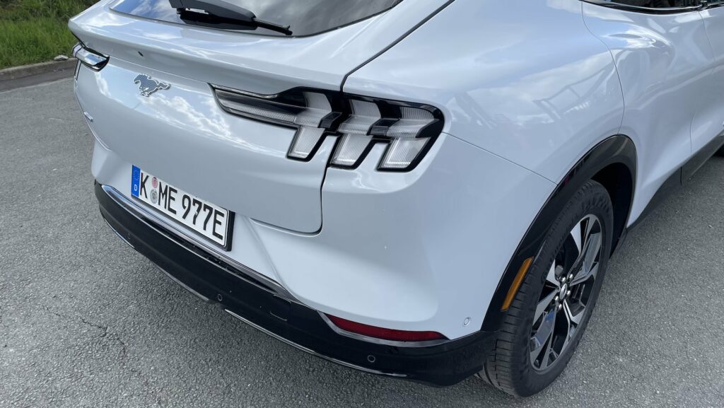 Feu arrière droit de la Ford Mustang Mach-E // Source : Maxime Claudel pour Numerama