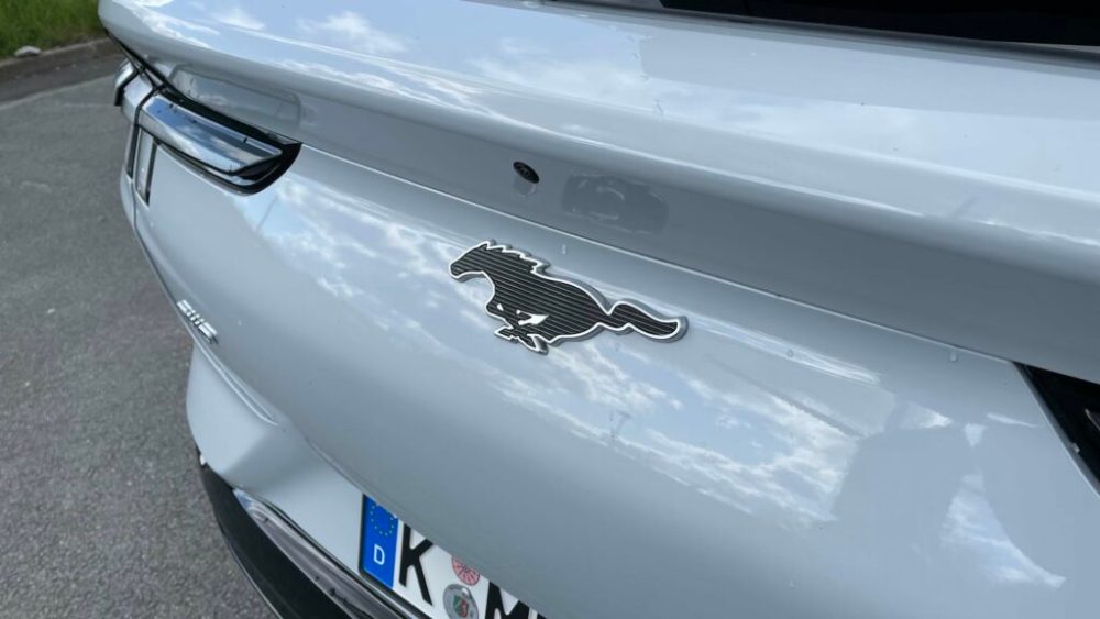 Insigne Mustang sur l'arrière de la Ford Mustang Mach-E // Source : Maxime Claudel pour Numerama Insigne Mustang sur l'arrière de la Ford Mustang Mach-E // Source : Maxime Claudel pour Numerama