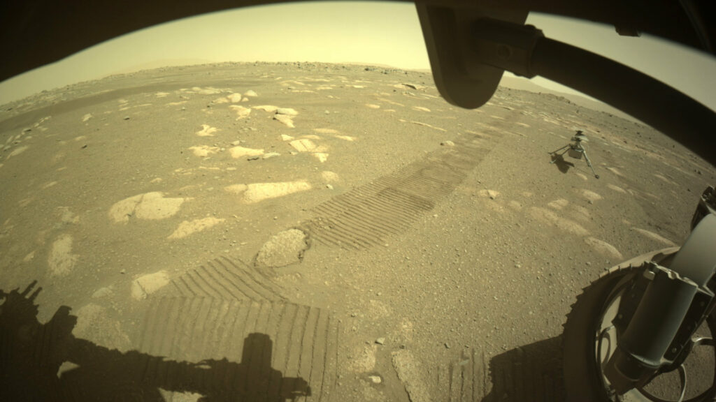 Ingenuity photographié par Perseverance (Hazcam), le 5 avril. // Source : NASA/JPL-Caltech (photo recadrée) Ingenuity photographié par Perseverance (Hazcam), le 5 avril. // Source : NASA/JPL-Caltech (photo recadrée)