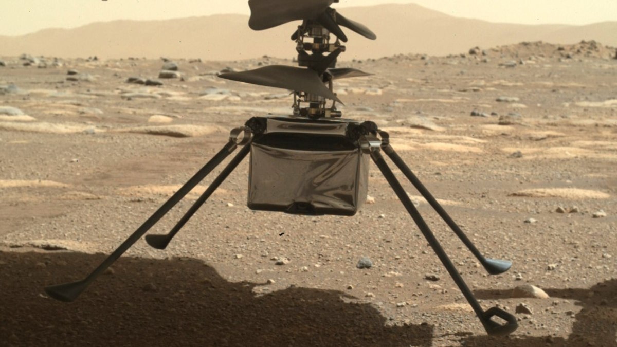 Ingenuity juste au-dessus du sol martien. // Source : NASA/JPL-Caltech (photo recadrée) Ingenuity juste au-dessus du sol martien. // Source : NASA/JPL-Caltech (photo recadrée)