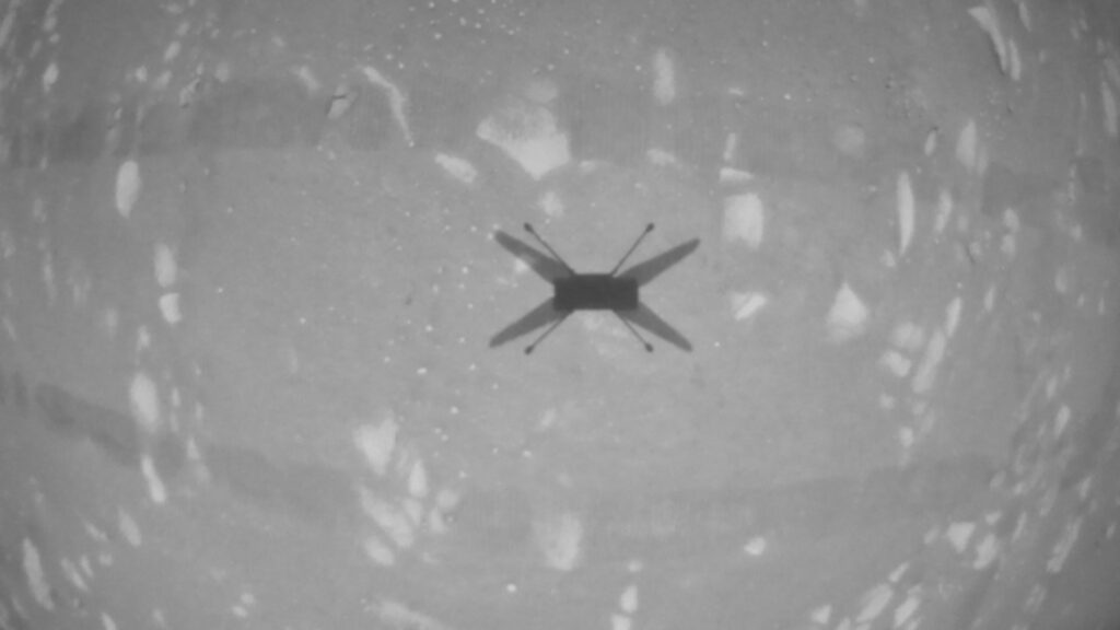 Première image en noir et blanc du troisième vol d'Ingenuity sur Mars. // Source : NASA/JPL-Caltech (photo recadrée) Première image en noir et blanc du troisième vol d'Ingenuity sur Mars. // Source : NASA/JPL-Caltech (photo recadrée)