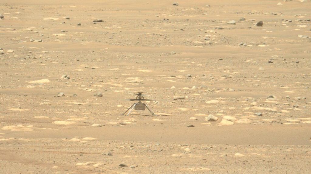 Ingenuity sur Mars, photographié par Perseverance le 16 avril. // Source : NASA/JPL-Caltech/ASU (photo recadrée) Ingenuity sur Mars, photographié par Perseverance le 16 avril. // Source : NASA/JPL-Caltech/ASU (photo recadrée)