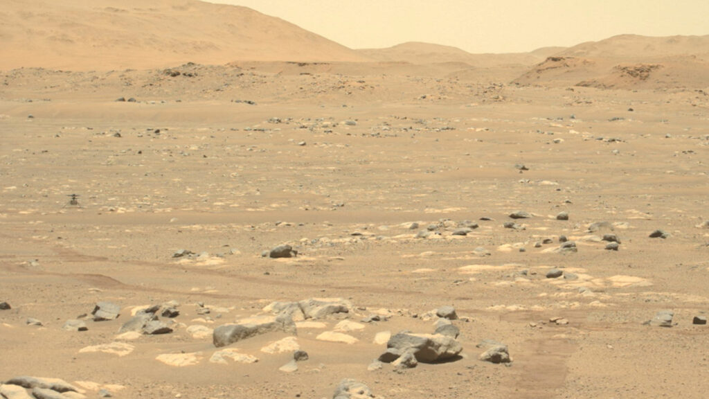 L'hélico sur Mars, photographié par Perseverance le 26 avril. // Source : NASA/JPL-Caltech/ASU (photo recadrée) L'hélico sur Mars, photographié par Perseverance le 26 avril. // Source : NASA/JPL-Caltech/ASU (photo recadrée)