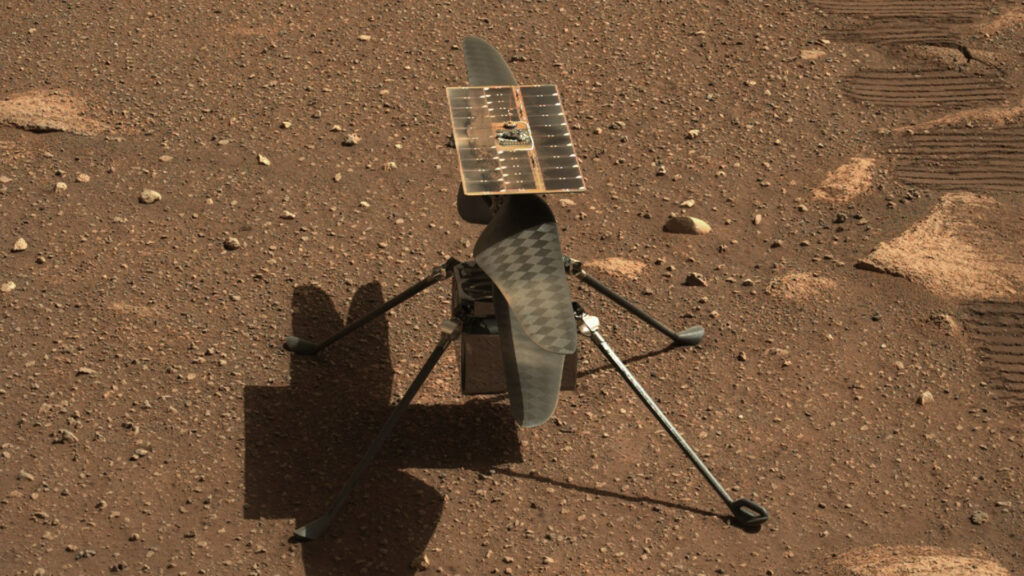 Ingenuity sur Mars, observé avec la MastCam-Z de Perseverance. // Source : NASA/JPL-Caltech/ASU (photo recadrée) Ingenuity sur Mars, observé avec la MastCam-Z de Perseverance. // Source : NASA/JPL-Caltech/ASU (photo recadrée)