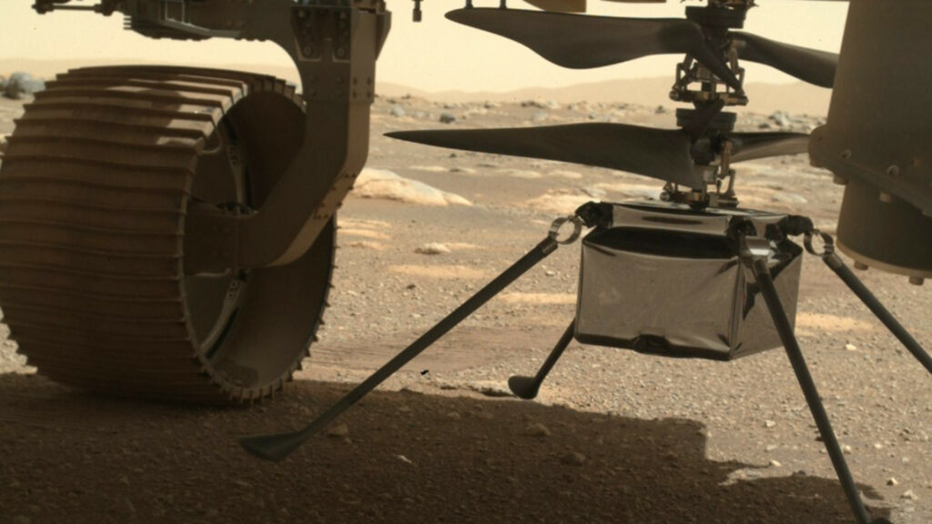 Ingenuity sous Perseverance, le 30 mars 2021. // Source : NASA/JPL-Caltech (image recadrée) Ingenuity sous Perseverance, le 30 mars 2021. // Source : NASA/JPL-Caltech (image recadrée)