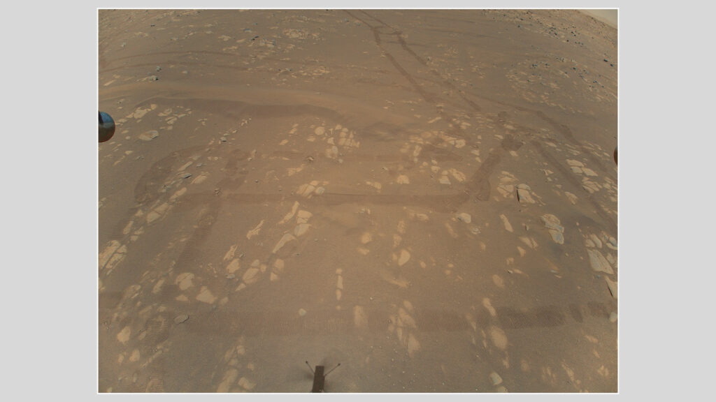 La première image en couleur aérienne prise sur Mars. // Source : NASA/JPL-Caltech La première image en couleur aérienne prise sur Mars. // Source : NASA/JPL-Caltech