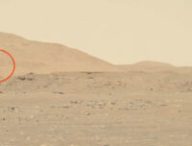 Ingenuity sur Mars le 25 avril 2021. // Source : NASA/JPL-Caltech/ASU/MSSS (annotation Numerama) Ingenuity sur Mars le 25 avril 2021. // Source : NASA/JPL-Caltech/ASU/MSSS (annotation Numerama)