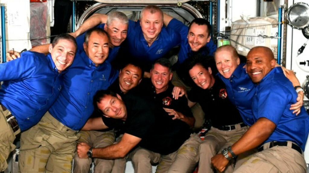 Où va dormir tout ce petit monde dans l'ISS ? // Source : Via Twitter @Astro_Soichi (photo recadrée) Où va dormir tout ce petit monde dans l'ISS ? // Source : Via Twitter @Astro_Soichi (photo recadrée)
