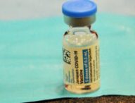 Un flacon de vaccin de Johnson and Johnson. // Source : Flickr/CC/New York National Guard (photo recadrée)