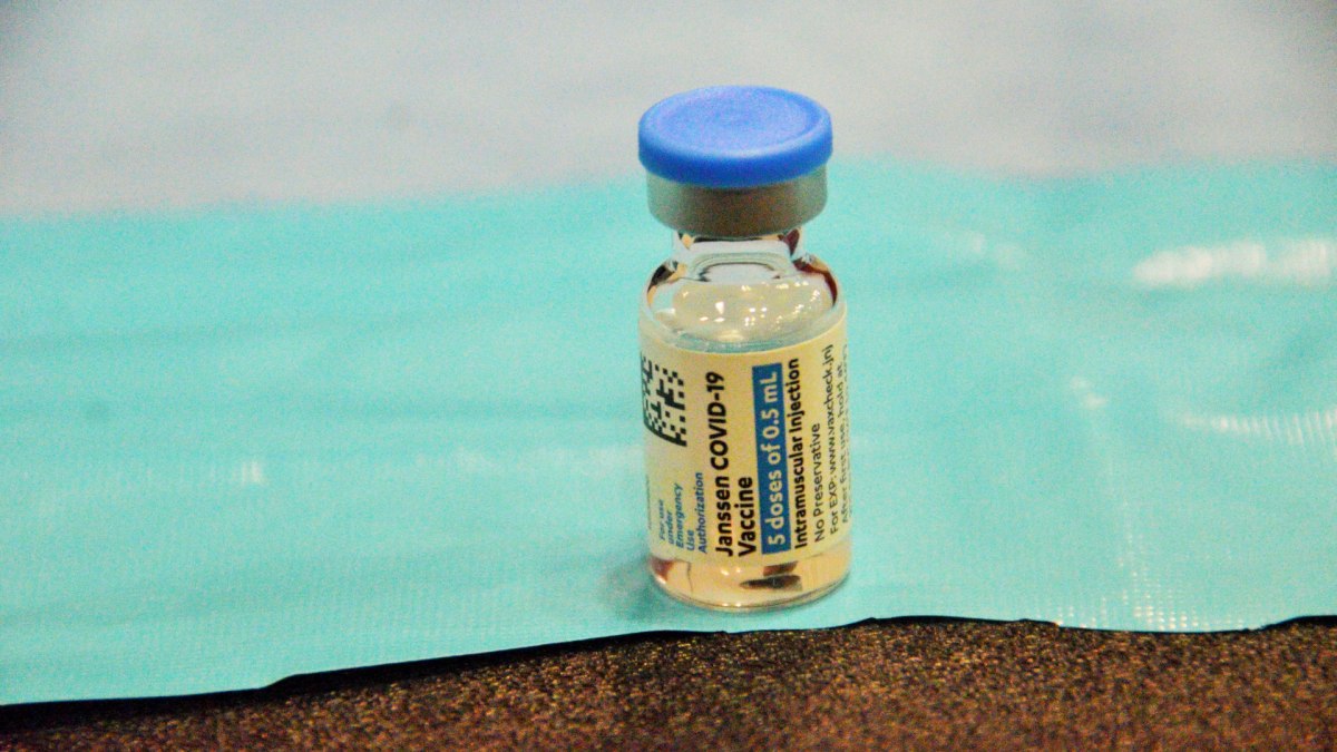 Un flacon de vaccin de Johnson and Johnson. // Source : Flickr/CC/New York National Guard (photo recadrée) Un flacon de vaccin de Johnson and Johnson. // Source : Flickr/CC/New York National Guard (photo recadrée)