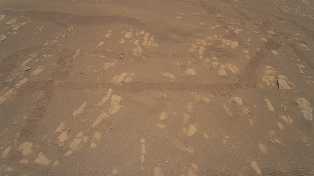 La première image aérienne en couleur sur Mars. // Source : NASA/JPL-Caltech (photo recadrée) La première image aérienne en couleur sur Mars. // Source : NASA/JPL-Caltech (photo recadrée)