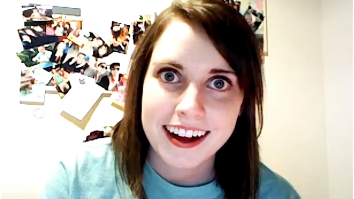 Overly Attached Girlfriend // Source : Laina Morris (photo recadrée) Overly Attached Girlfriend // Source : Laina Morris (photo recadrée)
