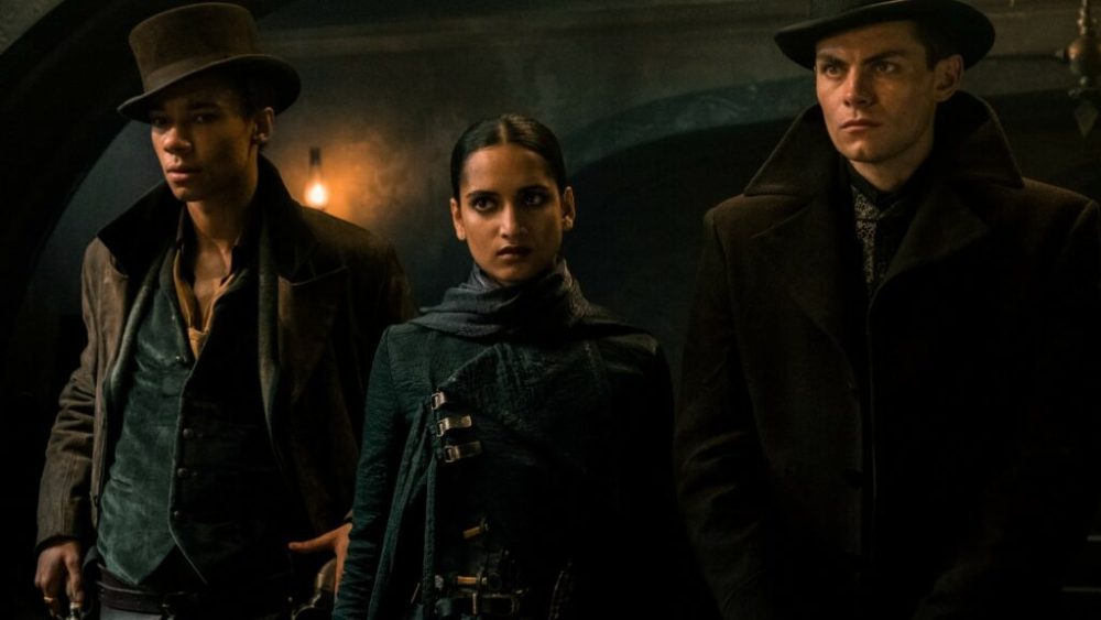 Inej (au centre) est l'un des personnages les plus attachants de la saison. // Source : Netflix Inej (au centre) est l'un des personnages les plus attachants de la saison. // Source : Netflix