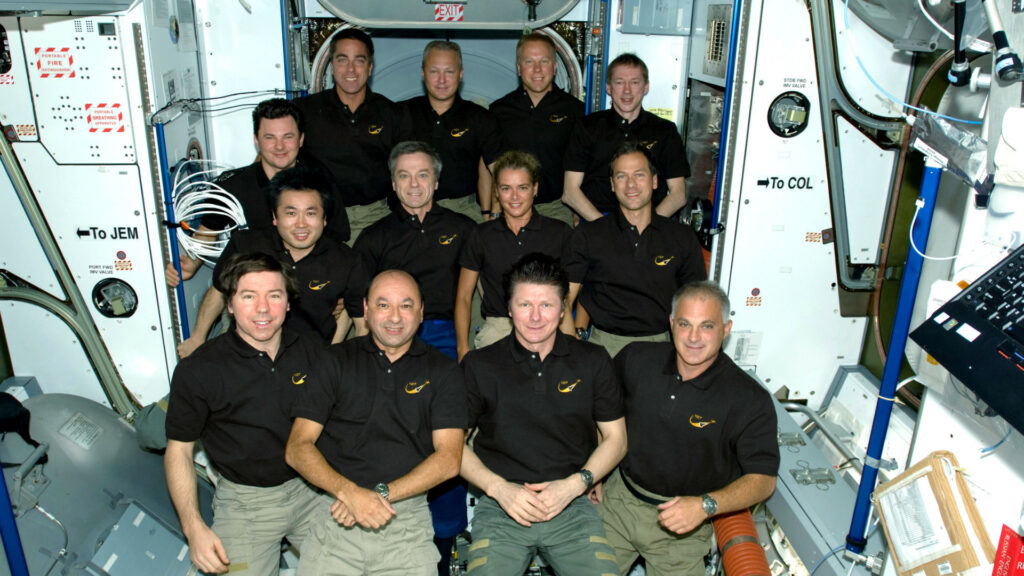 Portrait de famille dans l'ISS le 28 juillet 2009. // Source : Nasa (photo recadrée)