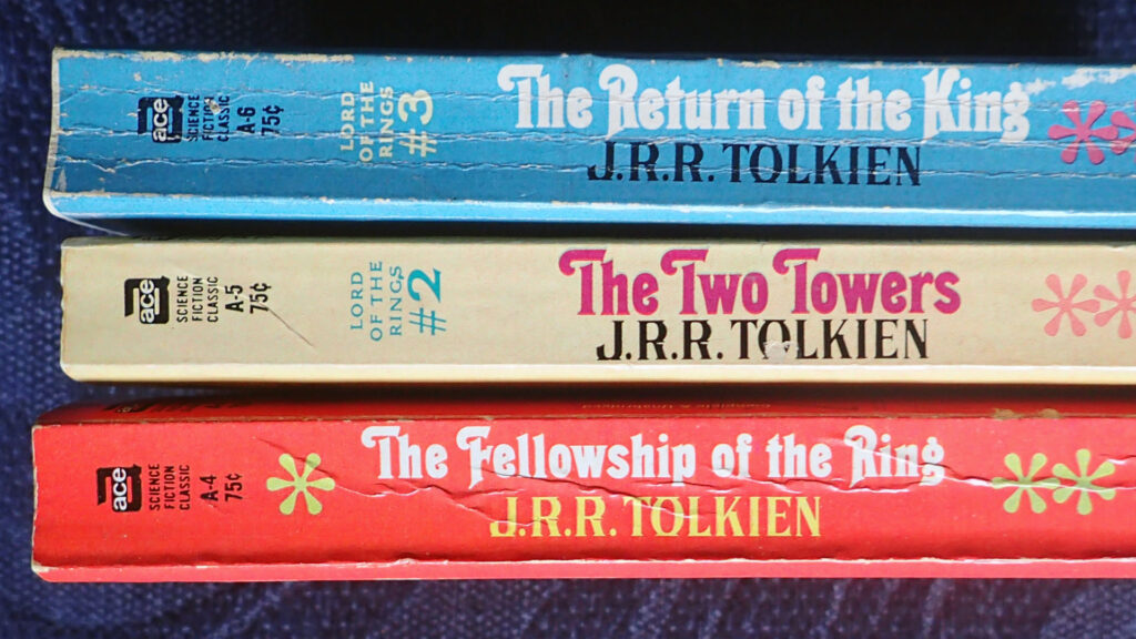 La trilogie de Tolkien. // Source : Flickr/CC/Gwydion M. Williams (photo recadrée) La trilogie de Tolkien. // Source : Flickr/CC/Gwydion M. Williams (photo recadrée)