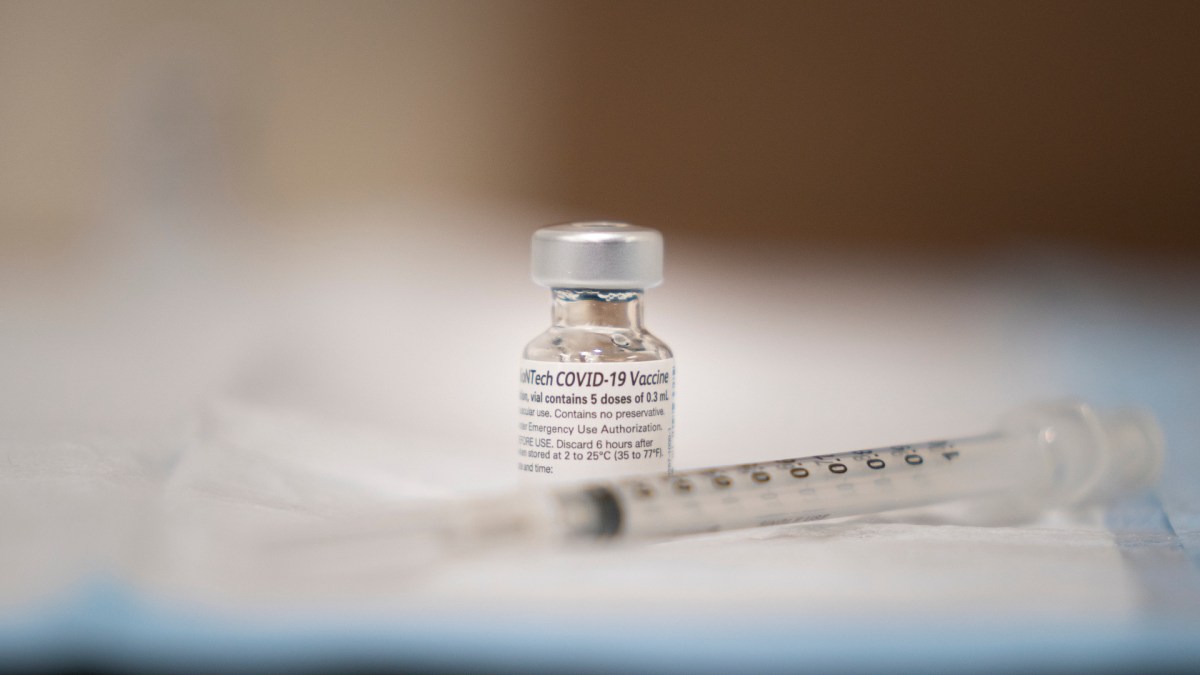 Vaccin contre le Covid-19. // Source : Flickr/CC/Chairman of the Joint Chiefs of Staff for Public Affairs (photo recadrée) Vaccin contre le Covid-19. // Source : Flickr/CC/Chairman of the Joint Chiefs of Staff for Public Affairs (photo recadrée)