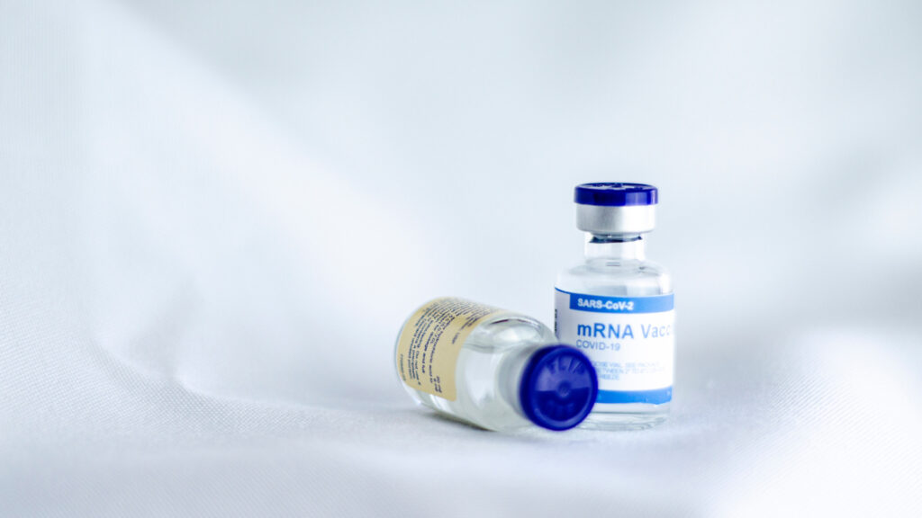 Vaccin contre le Covid-19. // Source : Unplash/Spencer Davis (photo recadrée) Vaccin contre le Covid-19. // Source : Unplash/Spencer Davis (photo recadrée)
