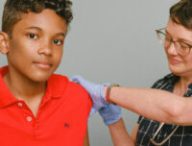 Un enfant recevant un vaccin. // Source : Wikimedia/CC/SELF Magazine (photo recadrée)