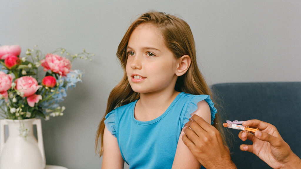 Les enfants reçoivent une dose plus faible de vaccin contre le covid. // Source : Wikimedia/CC/SELF Magazine (photo recadrée) Les enfants reçoivent une dose plus faible de vaccin contre le covid. // Source : Wikimedia/CC/SELF Magazine (photo recadrée)