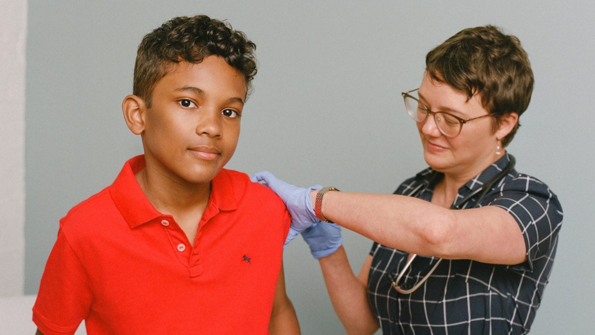 Un enfant recevant un vaccin. // Source : Wikimedia/CC/SELF Magazine (photo recadrée) Un enfant recevant un vaccin. // Source : Wikimedia/CC/SELF Magazine (photo recadrée)