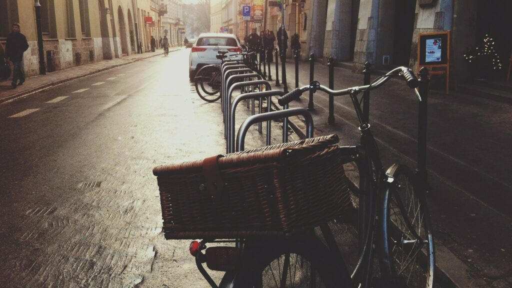 L'usage du vélo réduit, par personne, l'impact carbone de 84 % par rapport à l'usage de transports motorisés. L'usage du vélo réduit, par personne, l'impact carbone de 84 % par rapport à l'usage de transports motorisés.