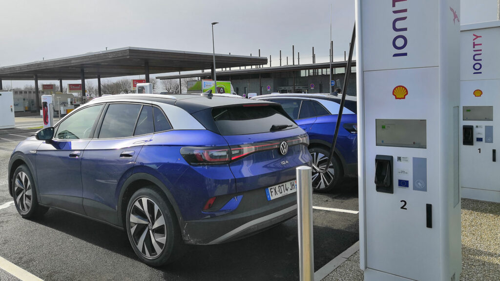 VW ID.4 en charge Ionity // Source : Raphaelle Baut pour Numerama VW ID.4 en charge Ionity // Source : Raphaelle Baut pour Numerama
