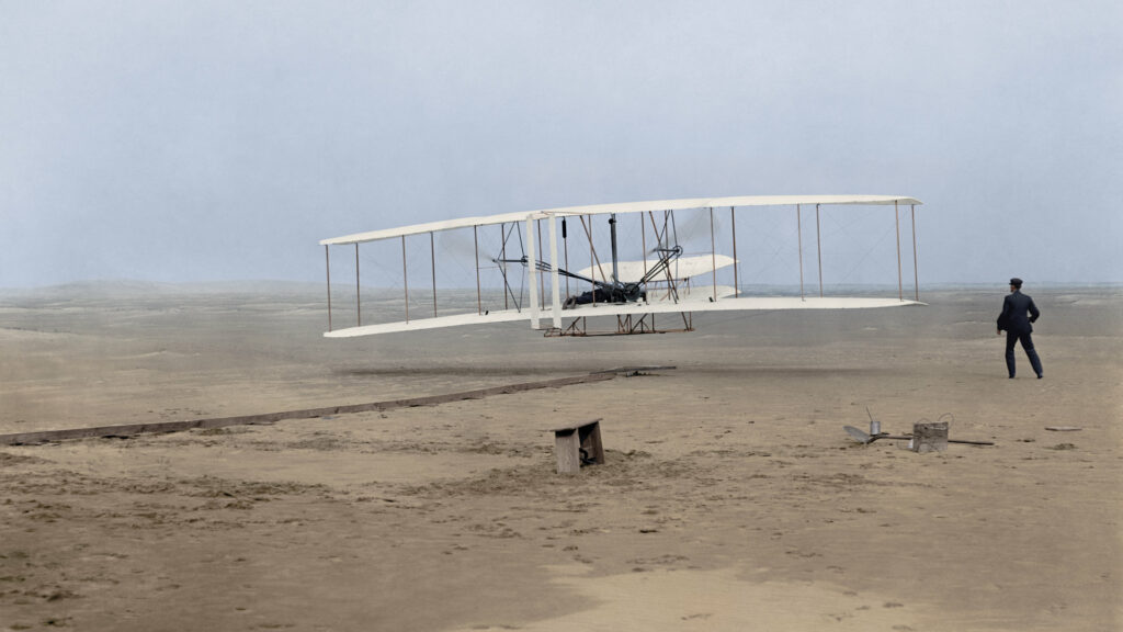 Le premier vol du Wright Flyer, en 1903 (version colorisée). // Source : Flickr/CC/Jared Enos Le premier vol du Wright Flyer, en 1903 (version colorisée). // Source : Flickr/CC/Jared Enos