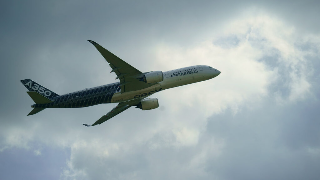 Un Airbus A350 similaire à celui-ci a effectué un Paris-Montréal le 18 mai avec un carburant à base d'huiles de cuisson usagées. // Source : Lutz Blohm / Flickr Un Airbus A350 similaire à celui-ci a effectué un Paris-Montréal le 18 mai avec un carburant à base d'huiles de cuisson usagées. // Source : Lutz Blohm / Flickr