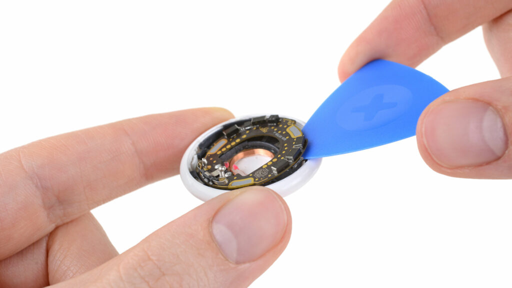 Le circuit imprimé des AirTags // Source : iFixit Le circuit imprimé des AirTags // Source : iFixit