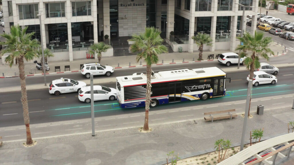 La technologie développée par ElectReon permet aux routes de recharger les véhicules électriques qui circulent à sa surface. // Source : ElectReon La technologie développée par ElectReon permet aux routes de recharger les véhicules électriques qui circulent à sa surface. // Source : ElectReon