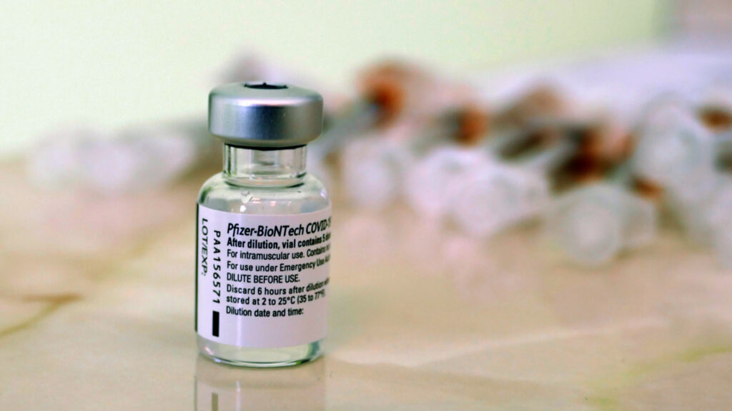 Vaccin Pfizer. // Source : Pexels/Zoltán Bencze (photo recadrée) Vaccin Pfizer. // Source : Pexels/Zoltán Bencze (photo recadrée)
