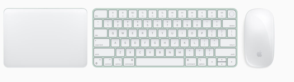 Les accessoires Apple vendus avec un iMac M1 bleu // Source : Capture d'écran Numerama