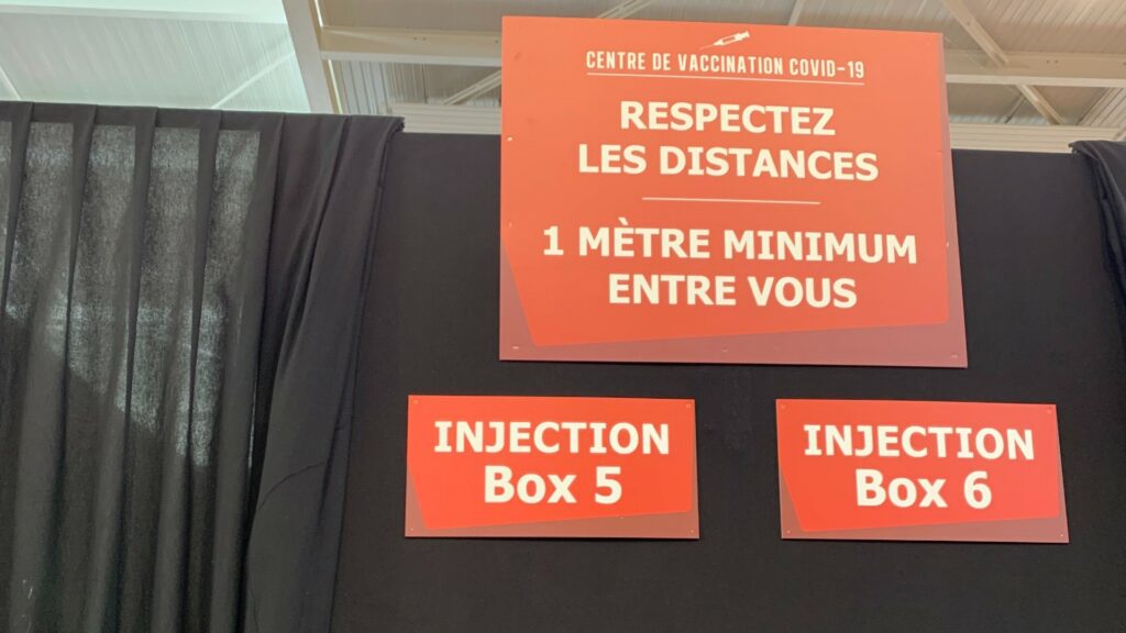 Les injections ont lieu dans des box isolés. // Source : Numerama