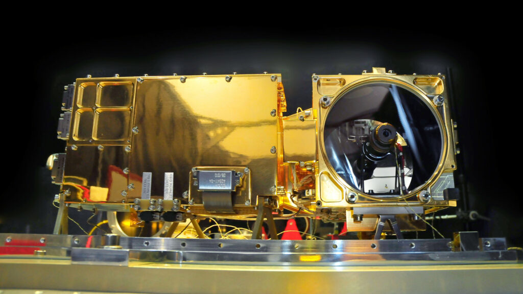Pose des thermocapteurs sur l'instrument Chemcam. // Source : CNES/PIRAUD Hervé, 2008 (photo recadrée) Pose des thermocapteurs sur l'instrument Chemcam. // Source : CNES/PIRAUD Hervé, 2008 (photo recadrée)