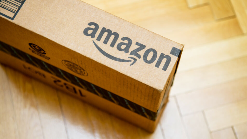 Colis Amazon. // Source : Flickr/CC/Province of British Columbia (photo recadrée) Colis Amazon. // Source : Flickr/CC/Province of British Columbia (photo recadrée)