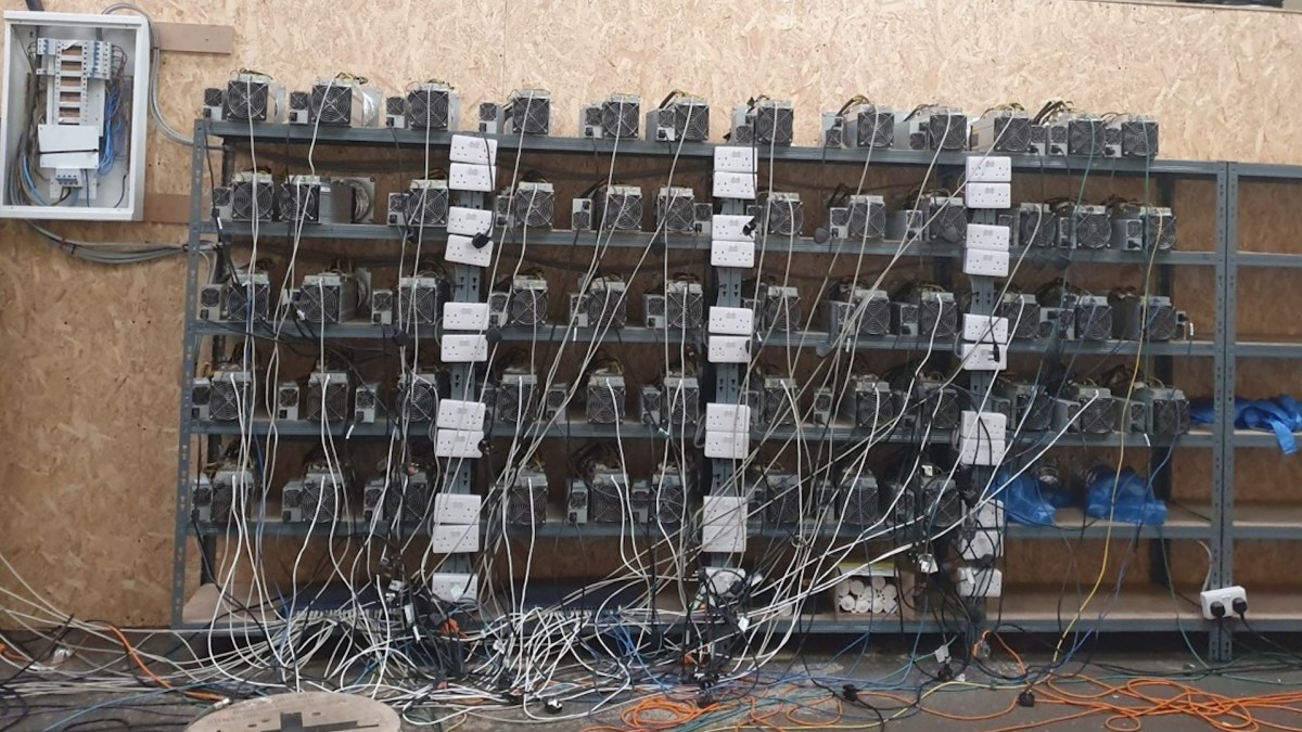 Une ferme à bitcoin artisanale. // Source : West-Midlands Police Une ferme à bitcoin artisanale. // Source : West-Midlands Police