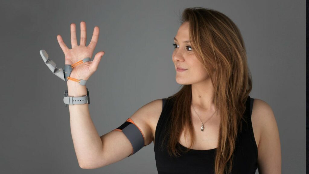 La designer Dani Clode, avec son troisième pouce. // Source : Dani Clode La designer Dani Clode, avec son troisième pouce. // Source : Dani Clode