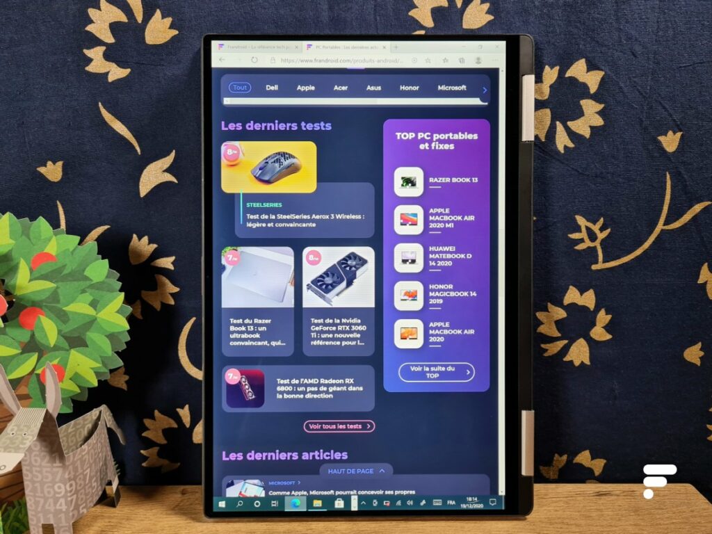 Le Dell XPS 13 2-en-1 et sa charnière permettant de faire pivoter l'écran à 360 degrés. Source : Frandroid - Test du Dell XPS 13 2-en-1.