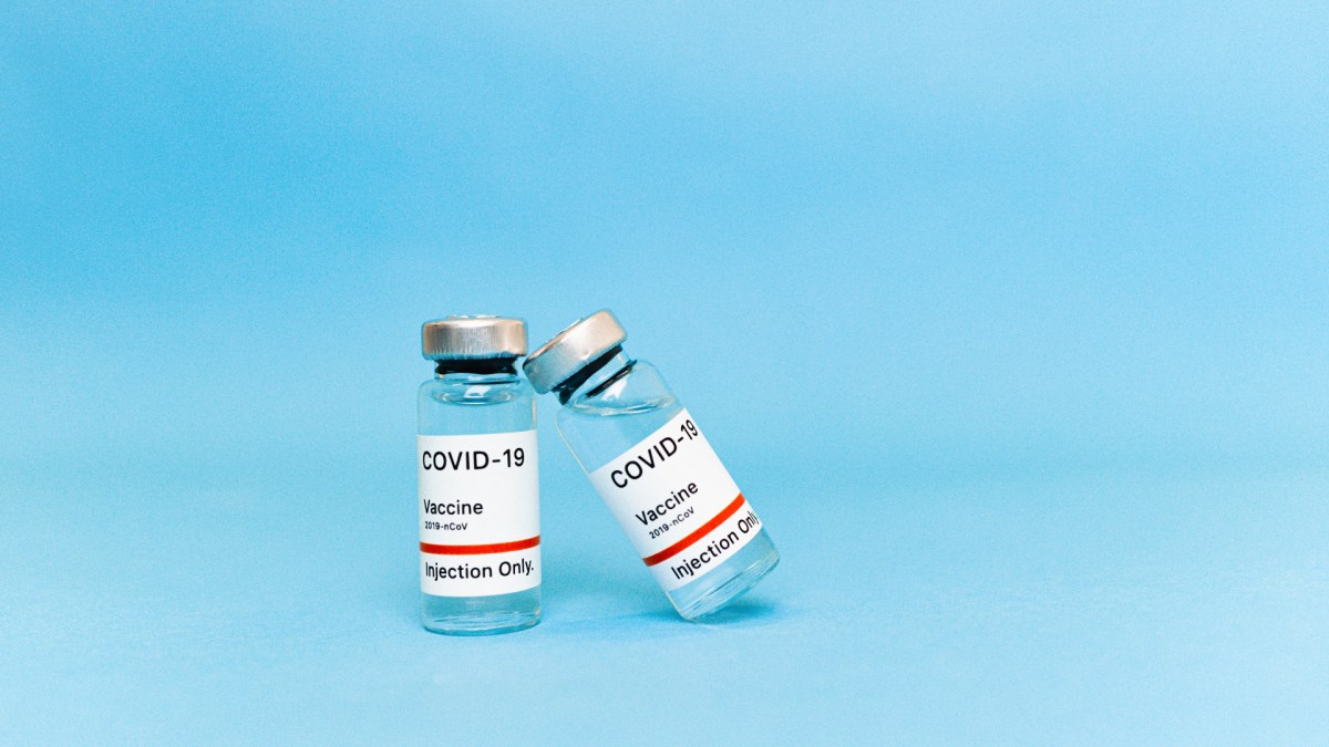 Vaccins contre le Covid-19. // Source : Pexels/Maksim Goncharenok (photo recadrée) Vaccins contre le Covid-19. // Source : Pexels/Maksim Goncharenok (photo recadrée)