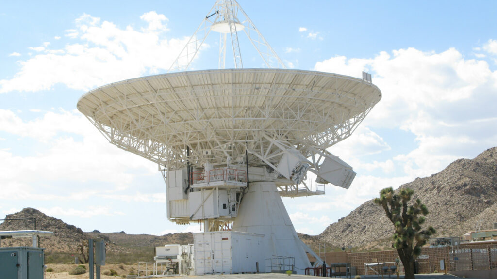 Le Centre de Communications Spatiales Longues Distances de Goldstone. // Source : Flickr/CC/novas0x2a (photo recadréee) Le Centre de Communications Spatiales Longues Distances de Goldstone. // Source : Flickr/CC/novas0x2a (photo recadréee)