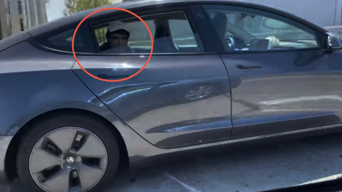 L'homme avait déjà été filmé à bord de sa Tesla Model 3, à l'arrière, Autopilot activé // Source : YouTube/Ingineerix L'homme avait déjà été filmé à bord de sa Tesla Model 3, à l'arrière, Autopilot activé // Source : YouTube/Ingineerix