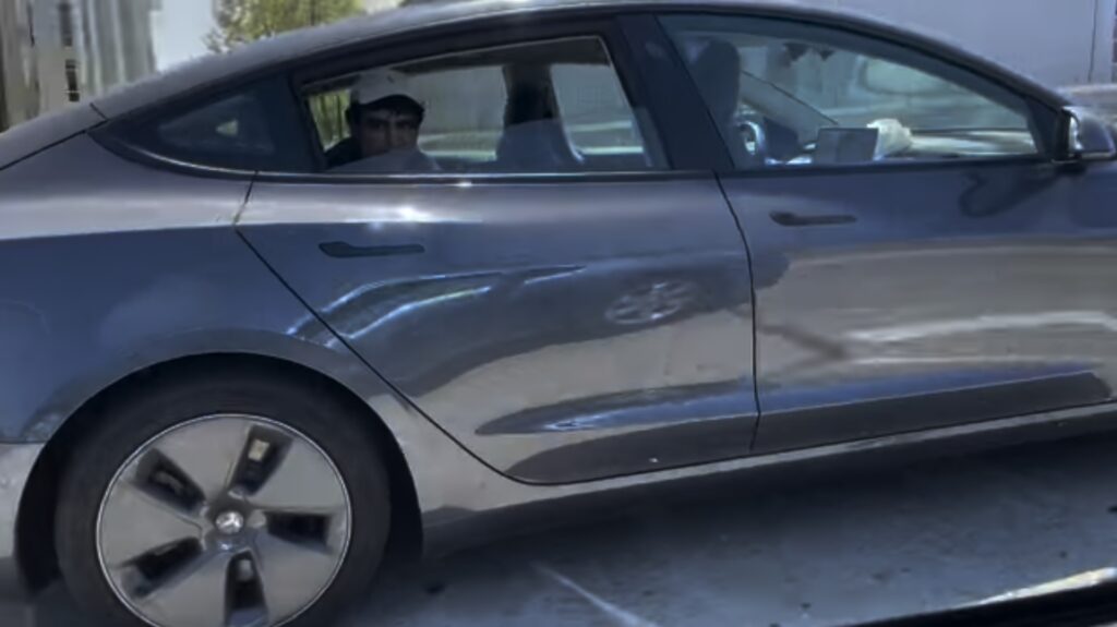 L'homme avait déjà été filmé à bord de sa Tesla Model 3, à l'arrière, Autopilot activé // Source : YouTube/Ingineerix L'homme avait déjà été filmé à bord de sa Tesla Model 3, à l'arrière, Autopilot activé // Source : YouTube/Ingineerix
