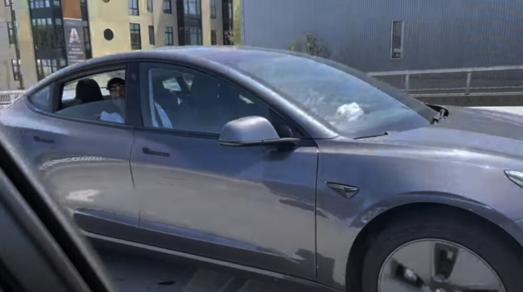 L'homme avait déjà été filmé à bord de sa Tesla Model 3, à l'arrière, Autopilot activé // Source : YouTube/Ingineerix L'homme avait déjà été filmé à bord de sa Tesla Model 3, à l'arrière, Autopilot activé // Source : YouTube/Ingineerix