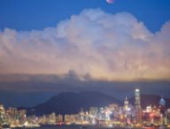 La Lune « rougit » au-dessus des nuages et des immeubles. // Source : Flickr/CC/Eddie Yip (photo recadrée) La Lune « rougit » au-dessus des nuages et des immeubles. // Source : Flickr/CC/Eddie Yip (photo recadrée)