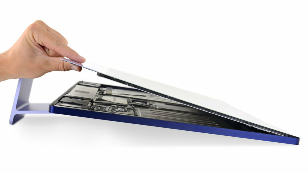 Tout le démontage de l'iMac M1 se démonte via l'écran // Source : iFixit